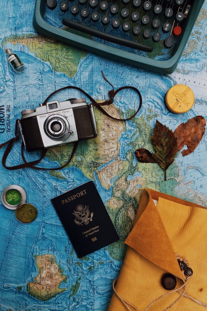 Pasaporte y cámara para viajar