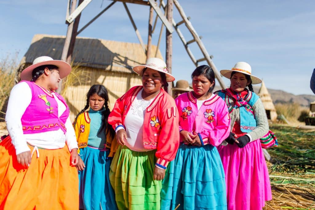Vestimenta colorida.Pobladoras de los Uros.Aimaras.Lago Titicaca.Puno.Perú. 