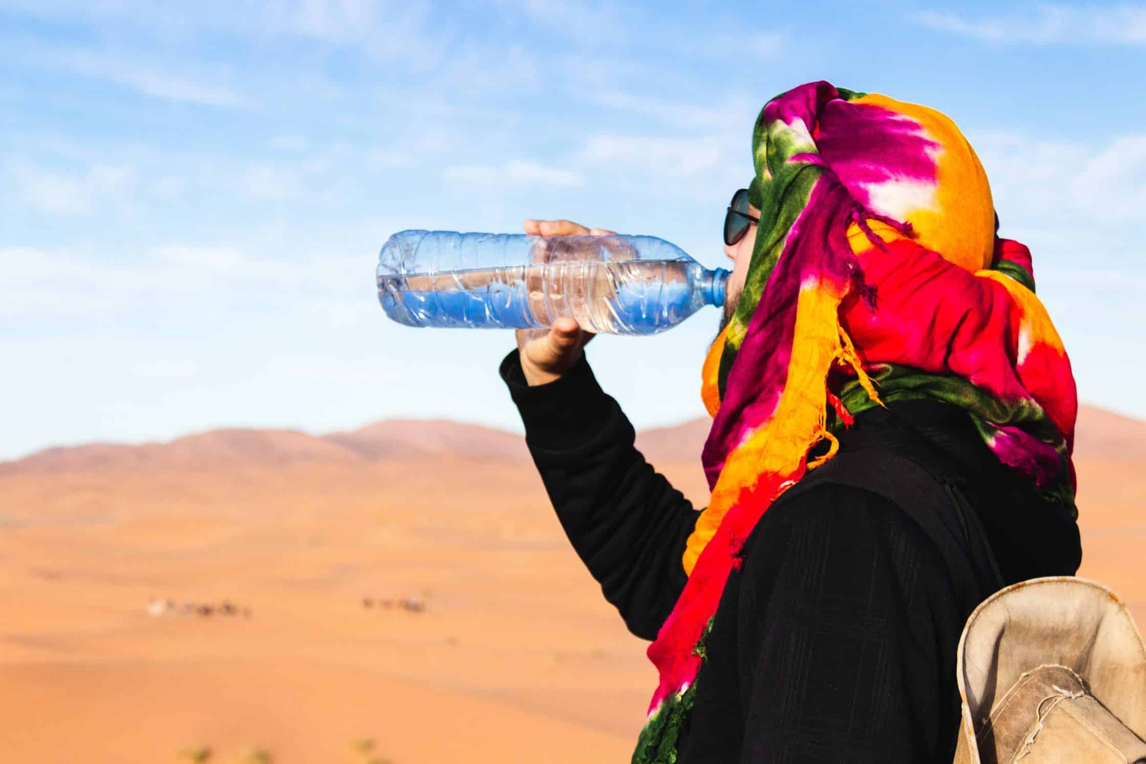agua embotellada.desierto Sahara.Marruecos.