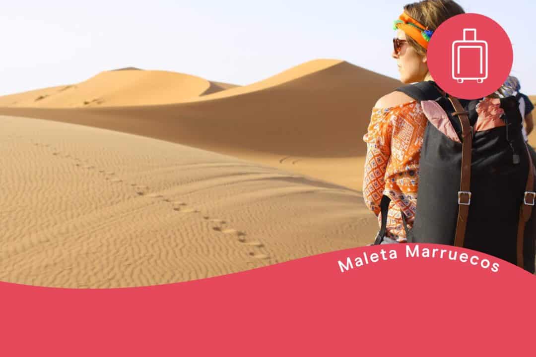 Mujer con maleta en Marruecos montando camello