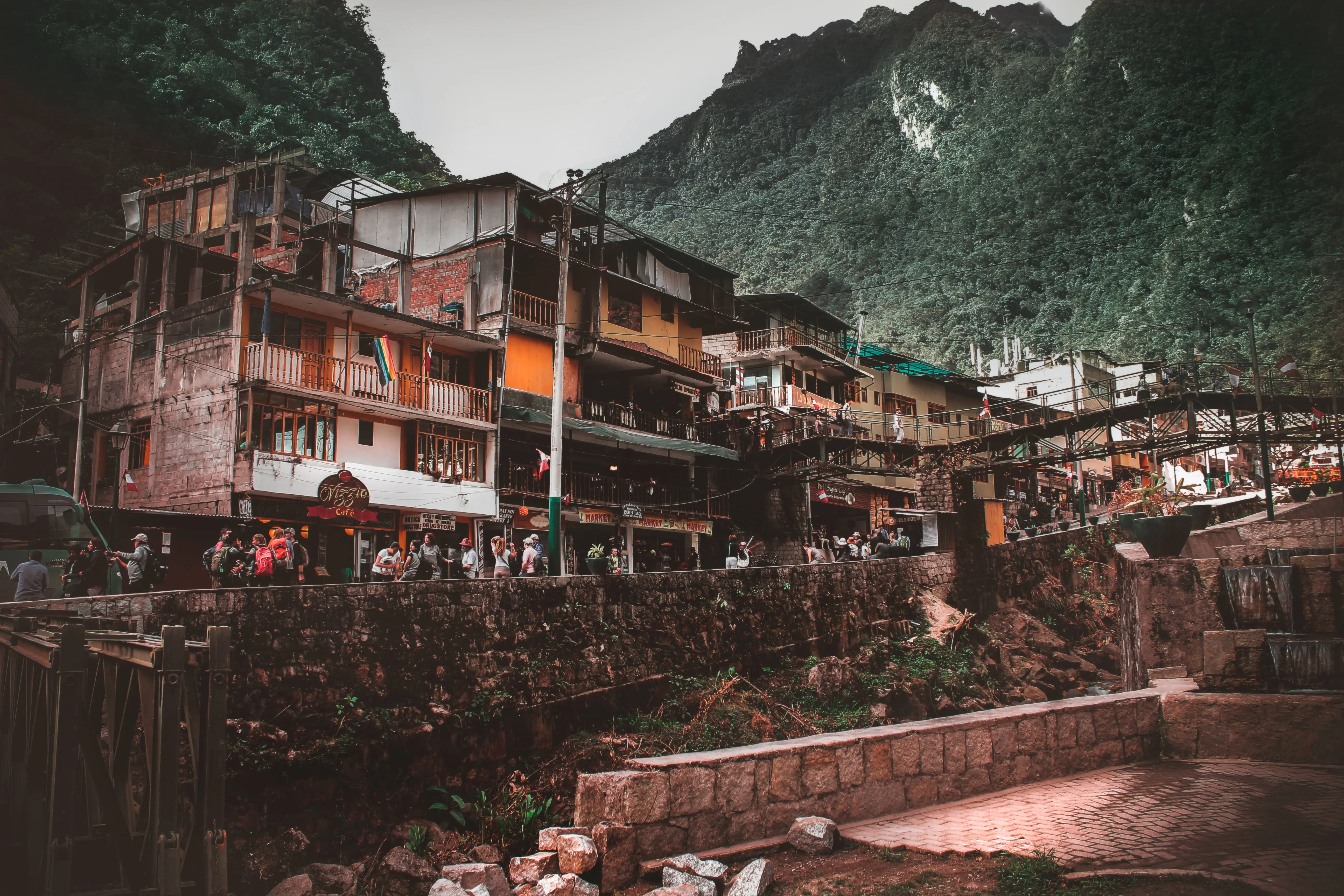 Aguas Calientes-Machu Picchu-Cuzco-Perú