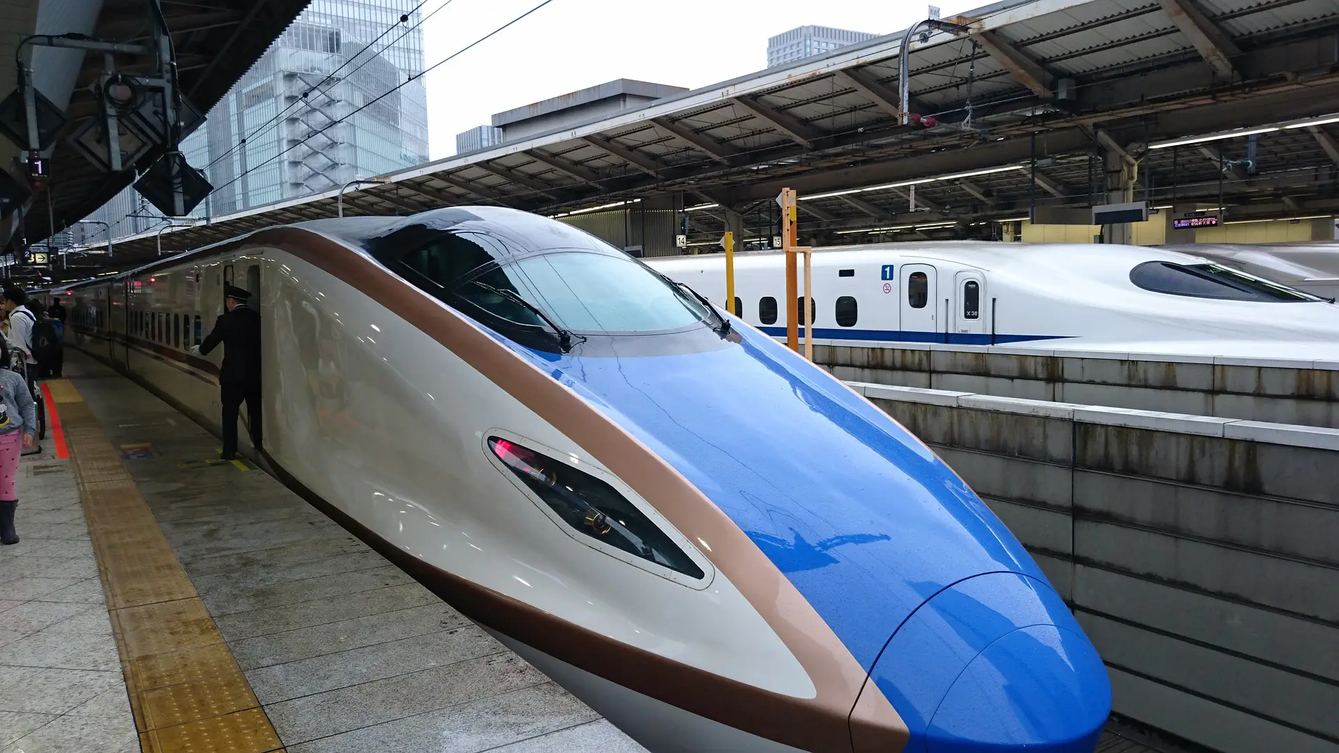 Tren bala en Nagoya, ciudad de Japón