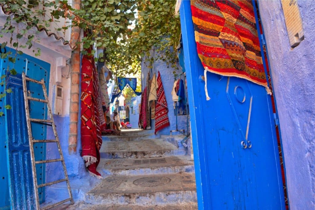 Alfombras en el pueblo azul de Marruecos, Chefchaouen, souvenirs