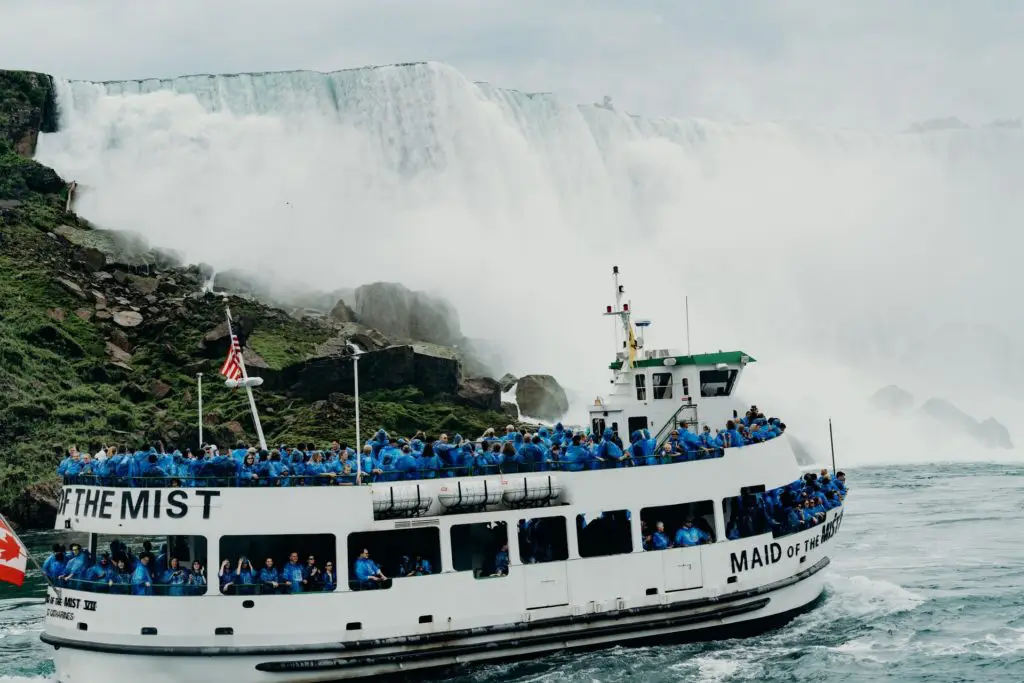 Personas en el barco Maid of the mist, Cataratas del Niágara