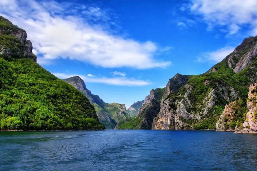 Ver las montañas desde el lago Koman en Albania