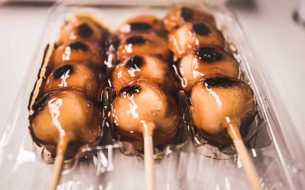 Mitarashi Dango dulce para comer en Japón, dónde comer