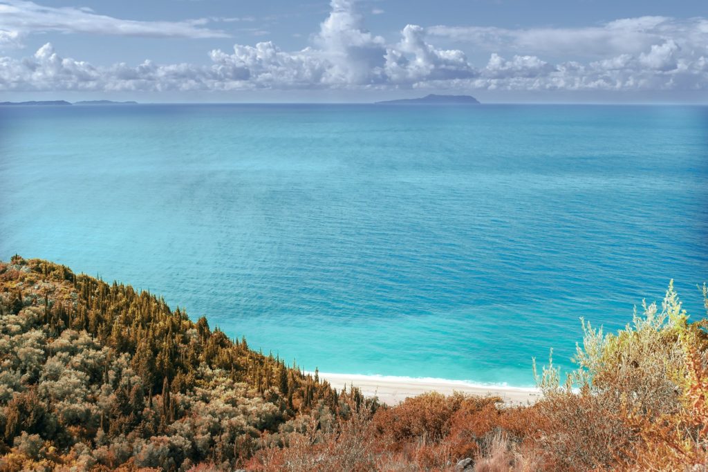 Playas de cristalinas aguas en Costa Albanesa, riviera europea