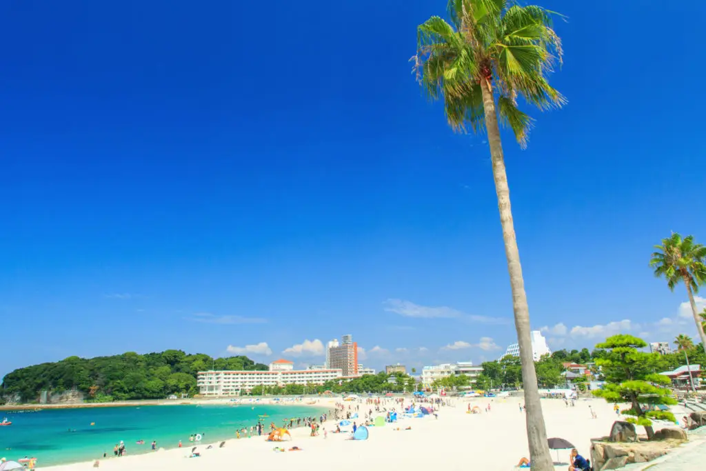 Playa Shirahama en Japón, mar turquesa