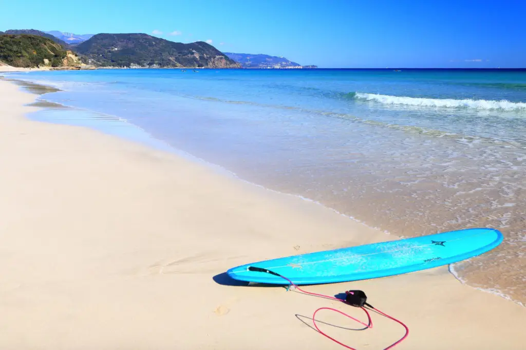 Surf en playa Shirahama, Japón