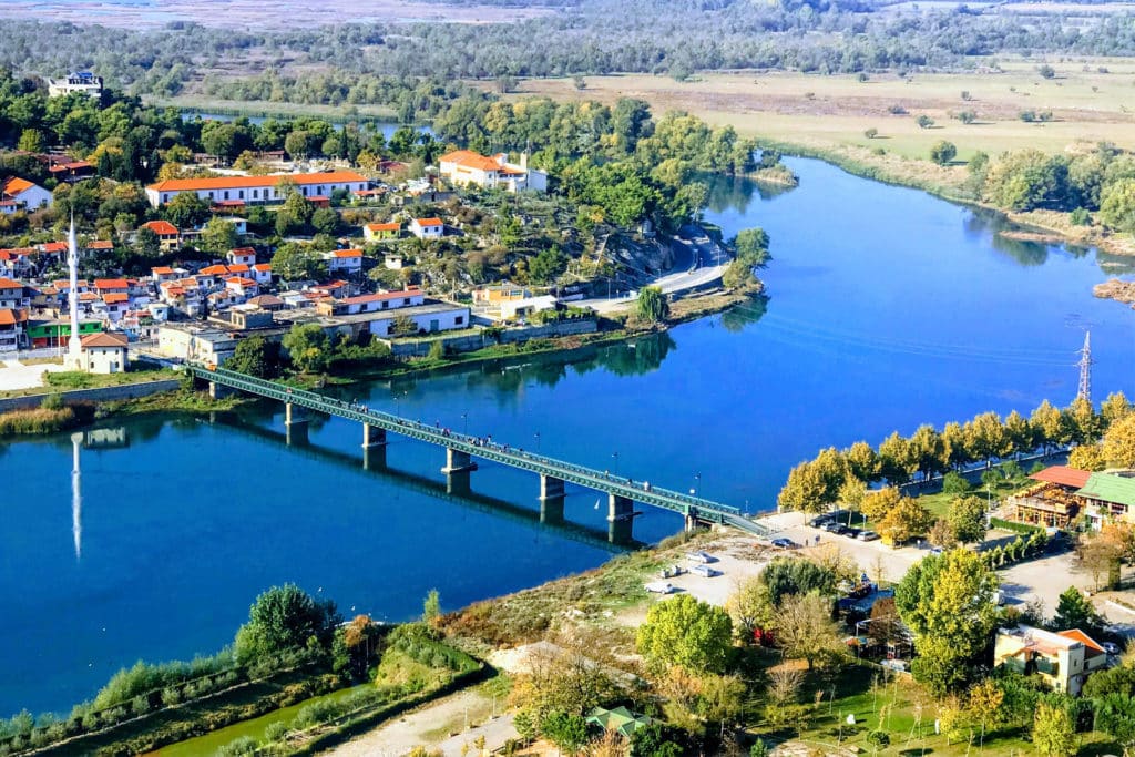 Ver el lago desde el Castillo de Rozafa en Shkoder, Albania, que ver