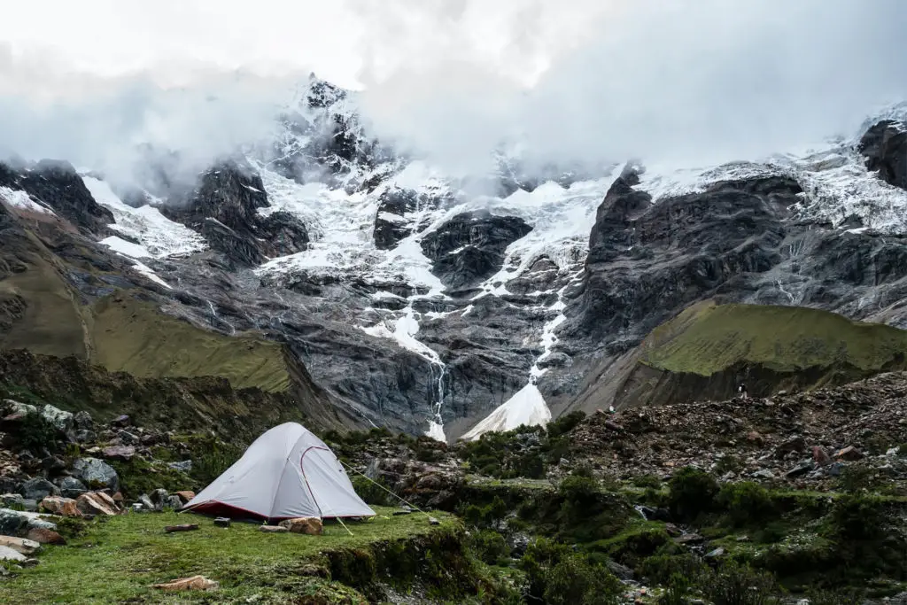 Campamento libre en las faldas de la montaña Salkantay, trek