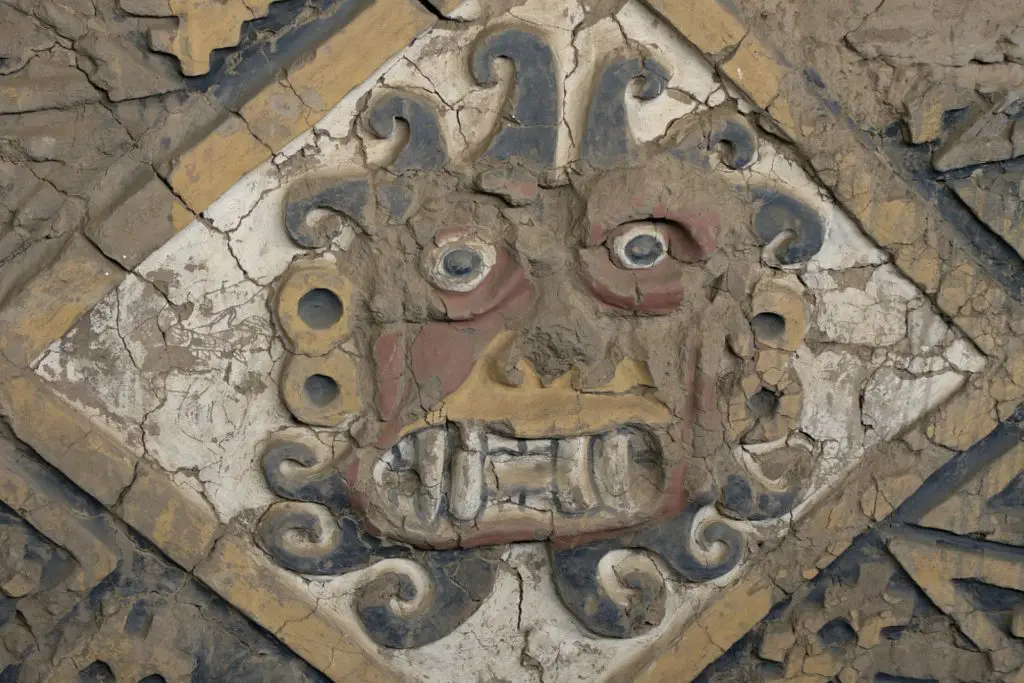 Rostro en relieve, Huaca de la Luna, Trujillo en Perú