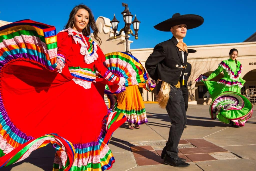 Danzantes del Jarabe Tapatio en Jalisco, ciudades de México