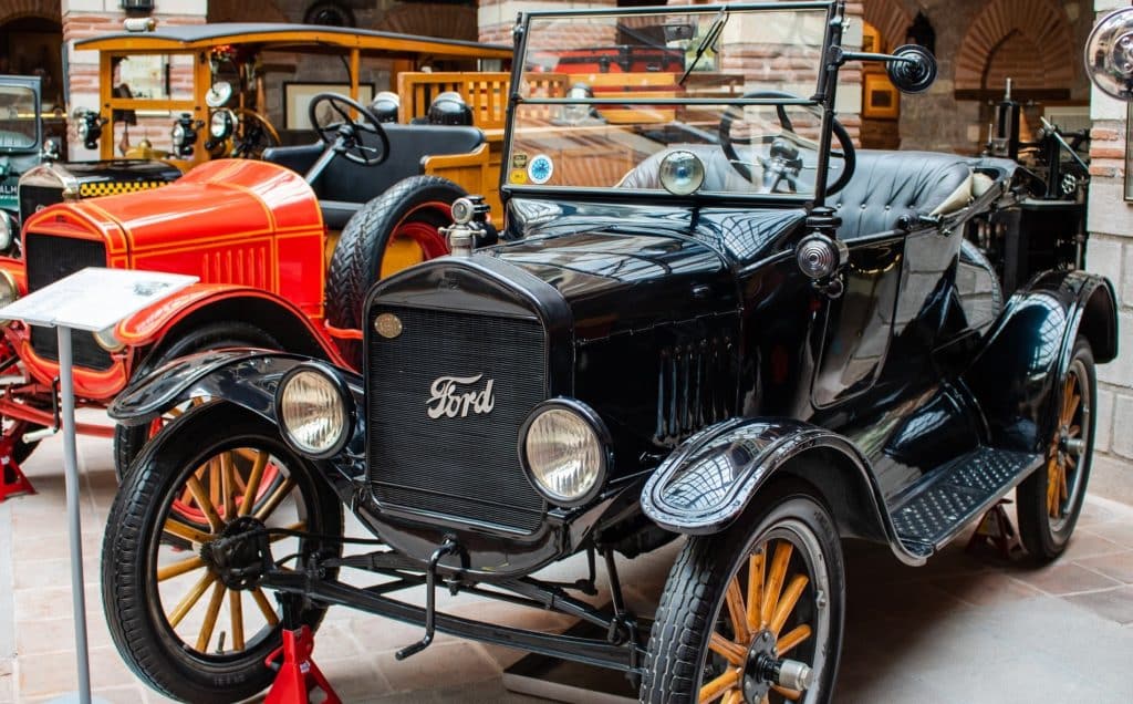 Colección de carros en museo Loc