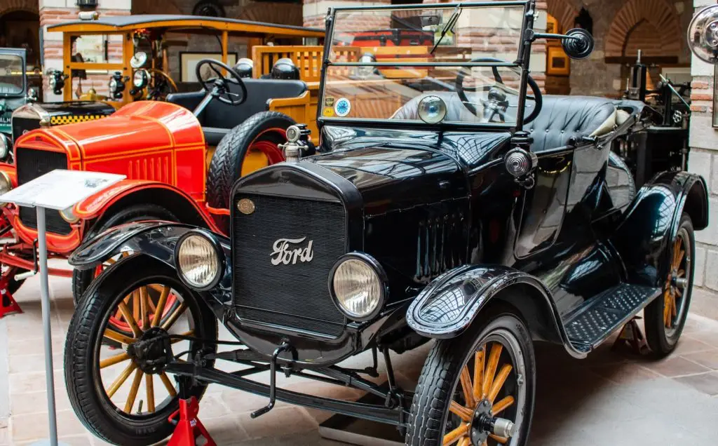 Colección de carros en museo Loc