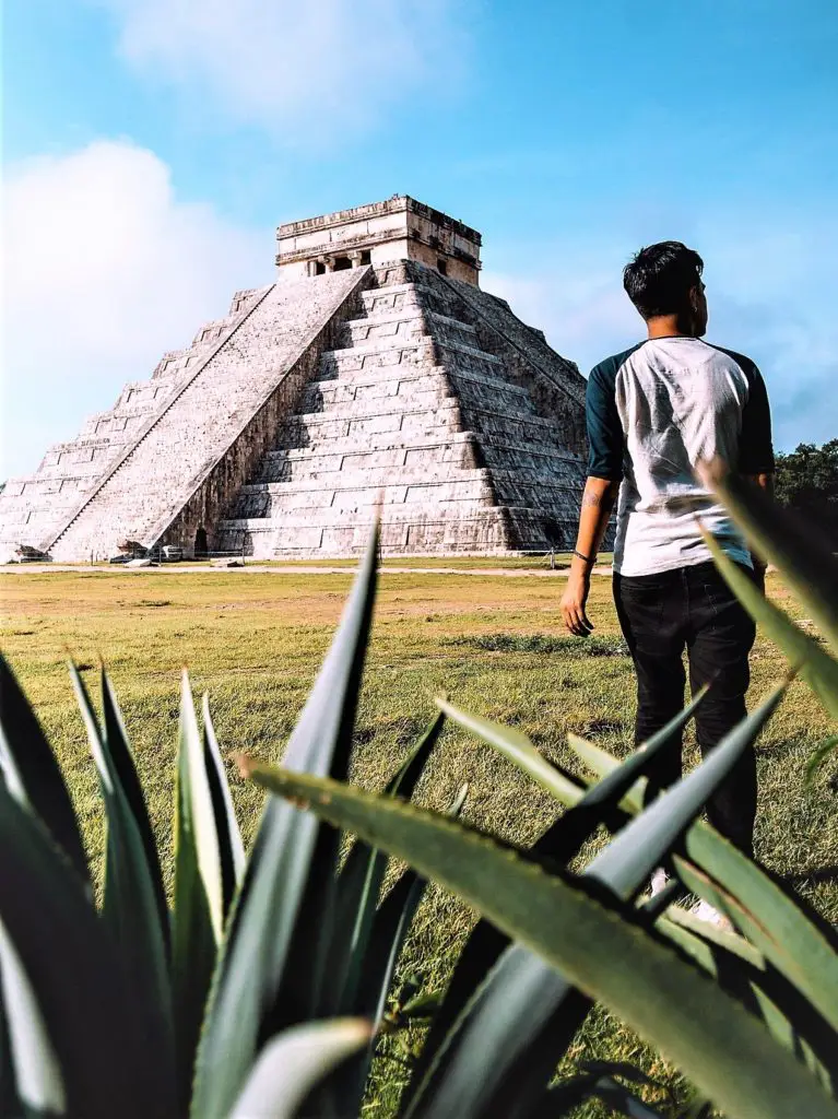 Vista a la pirámide en Chichen Itza