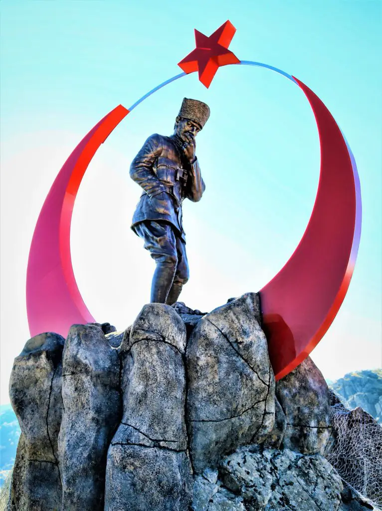 Estatua militar con bandera