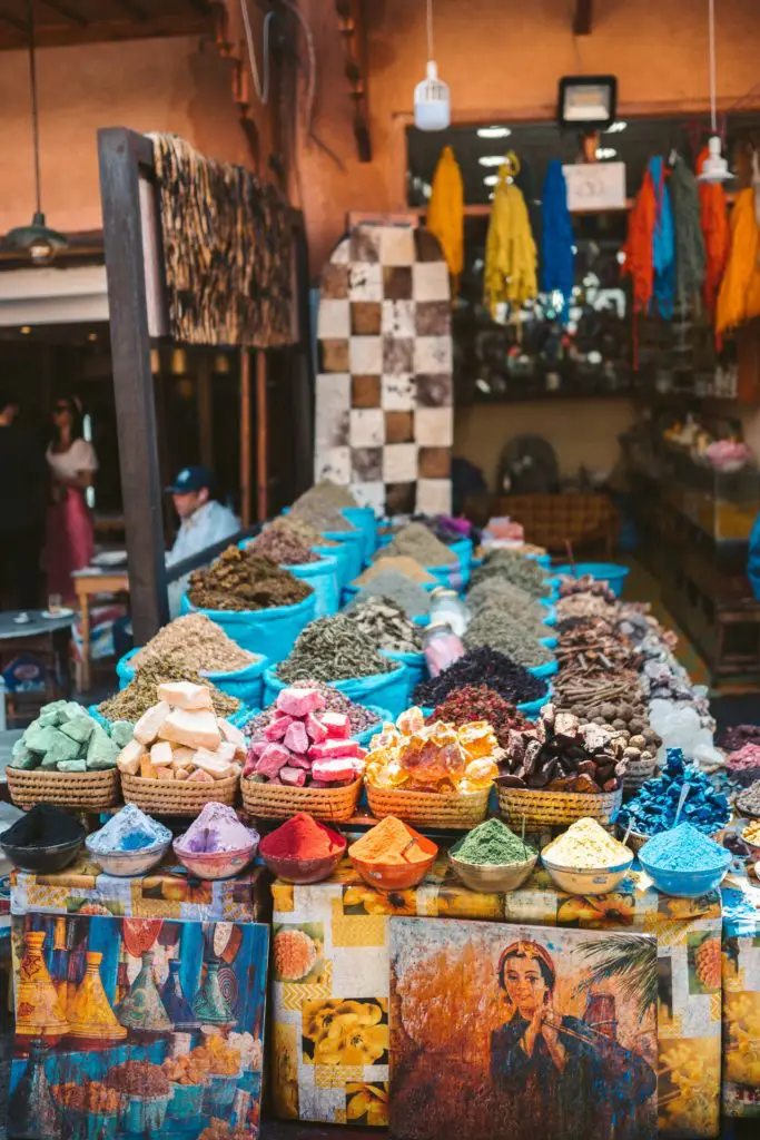 Zoco de especias en la medina de Fez - Marruecos