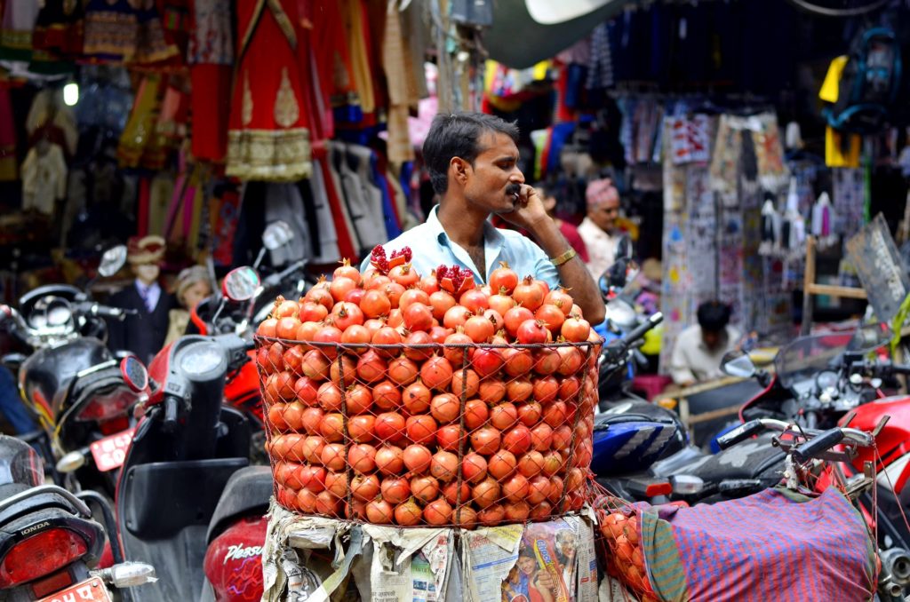hombre en el mercado, Nepal