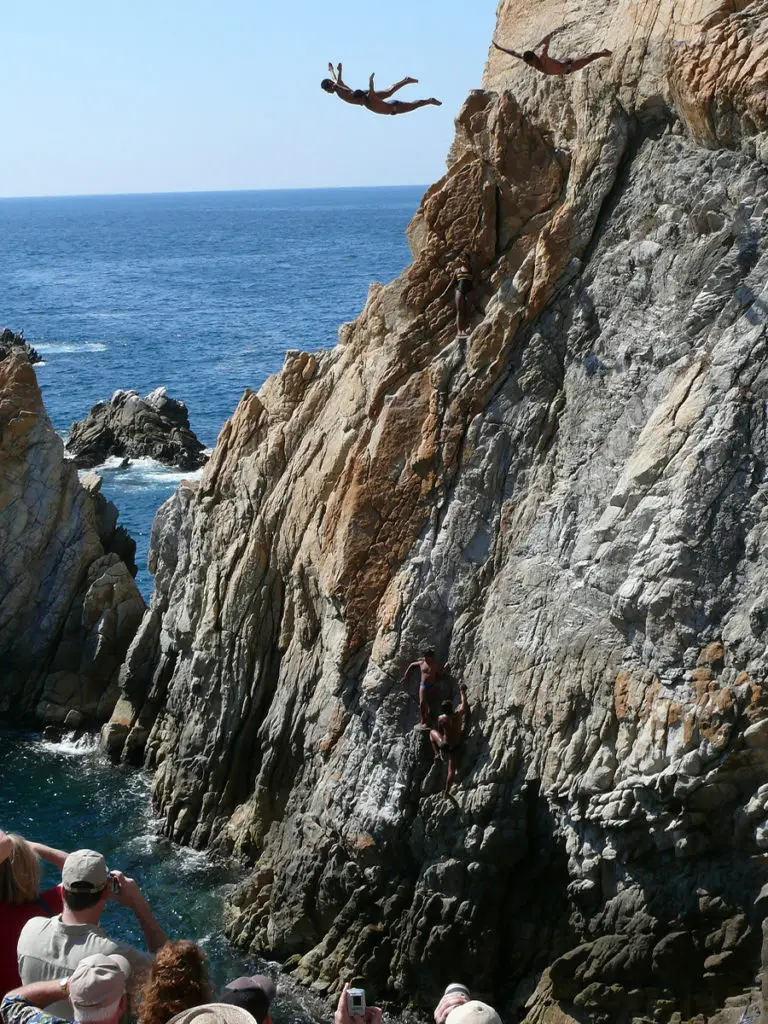 Salto en La Quebrada de Acapulco, qué ver y qué hacer en México