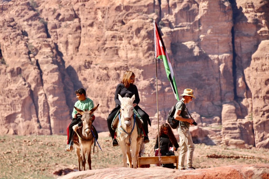 Sigue conectado a Internet mientras disfrutas la ciudad Antigua de Petra.