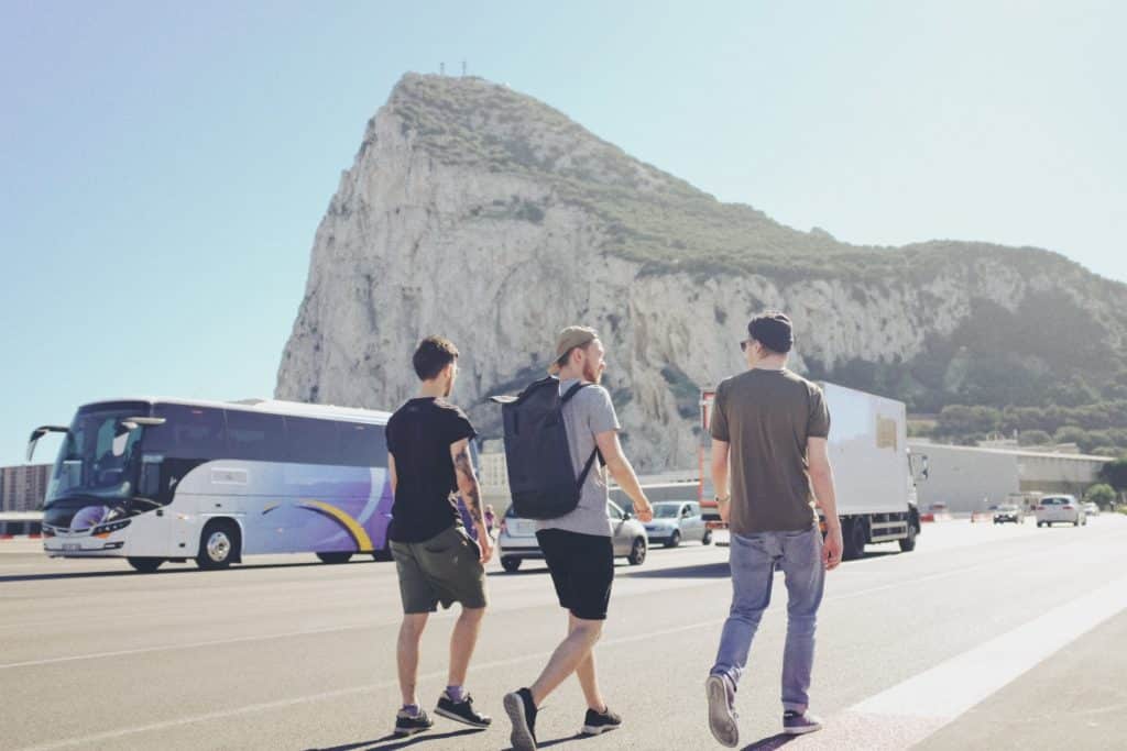 Disfruta cada instante con tus amigos, deja de buscar una sim card y cómprala antes de llegar a Gibraltar