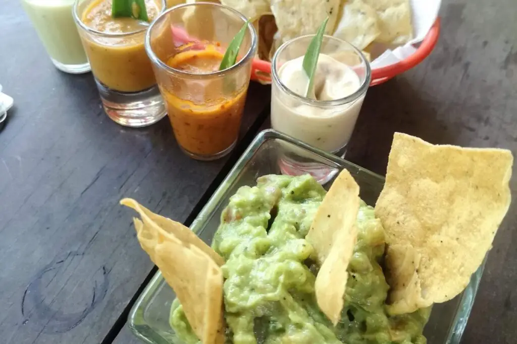 guacamole totopos mexico