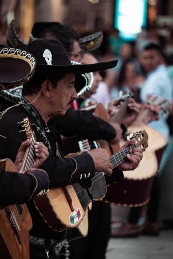 Mariachis von Guadalajara zupft seine Gitarre