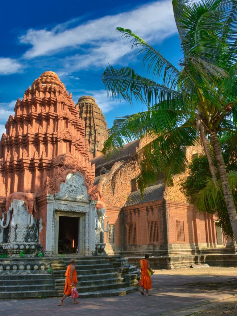 Visitez des lieux au Cambodge comme les temples pour en apprendre davantage sur leur religion et n'oubliez pas votre carte SIM.
