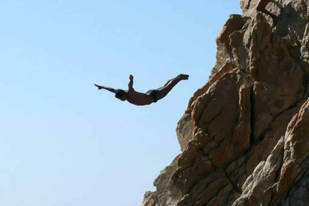 Plongeur sautant de la falaise La Quebrada à Acapulco, mexique, acapulco mexique
