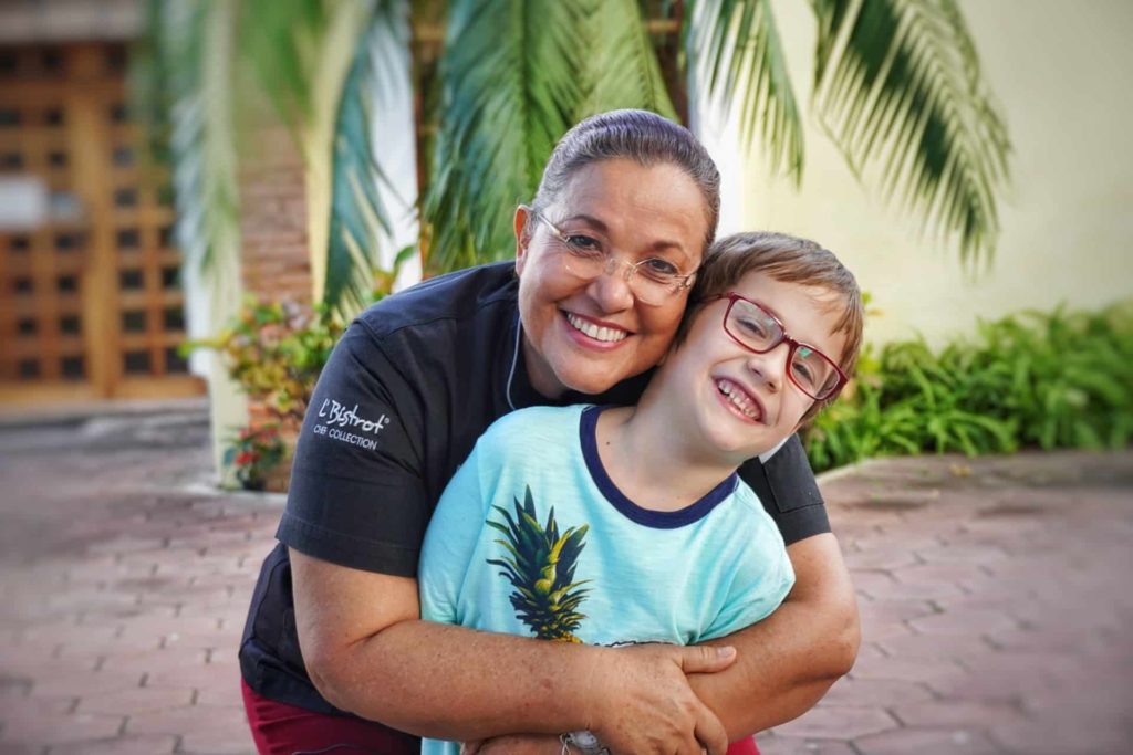 Betty Vasquez, juge de Masterchef Mexique en comagnie d´un enfant à la Riviera Nayarit au Mexique, que faire riviera nayarit