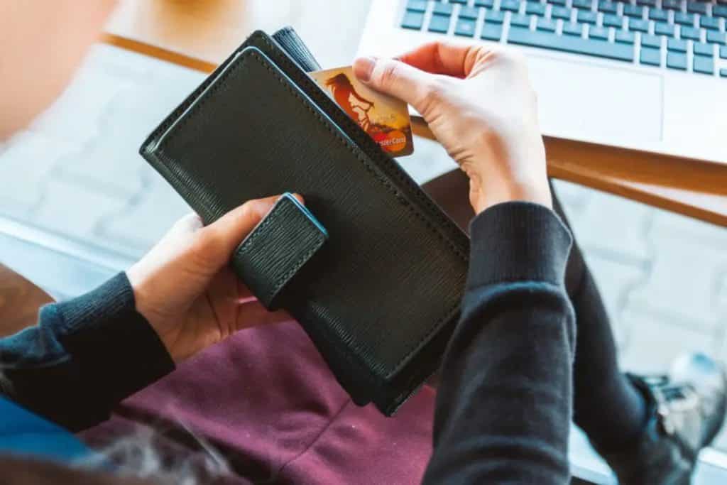 Une personne sortant sa carte de crédit de son porte-monnaie, monnaie mexique
