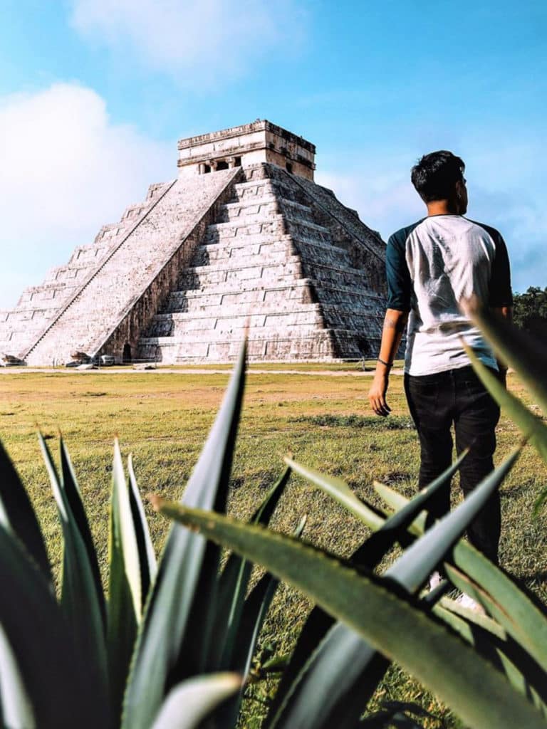 Homme se rendant à la pyramide de Kukulkán