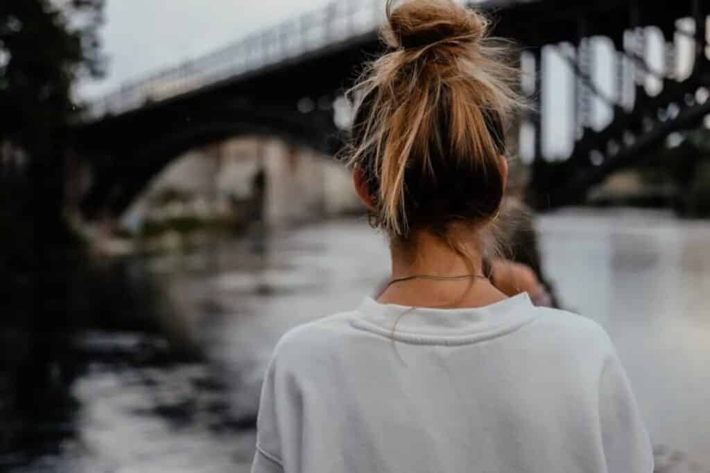 femme de dos regardant la vue en suisse, valise suisse