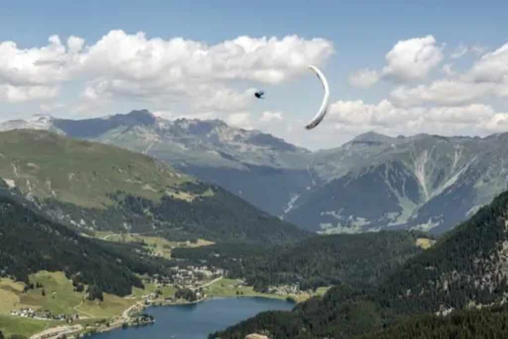 parapente au dessous de grisones en suisse