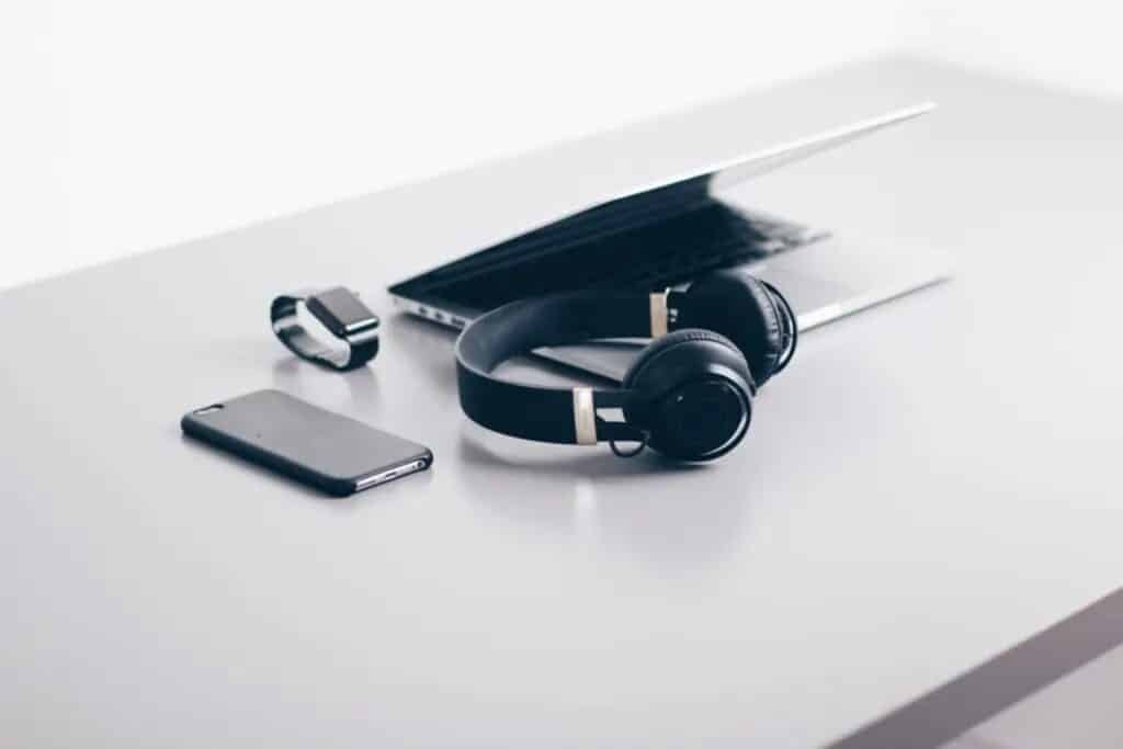 téléphone, casque, montre et ordinateur pour voyager, valise suisse