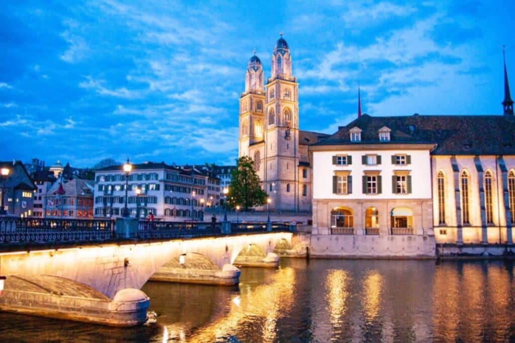 église Grossmünster au bord du lac