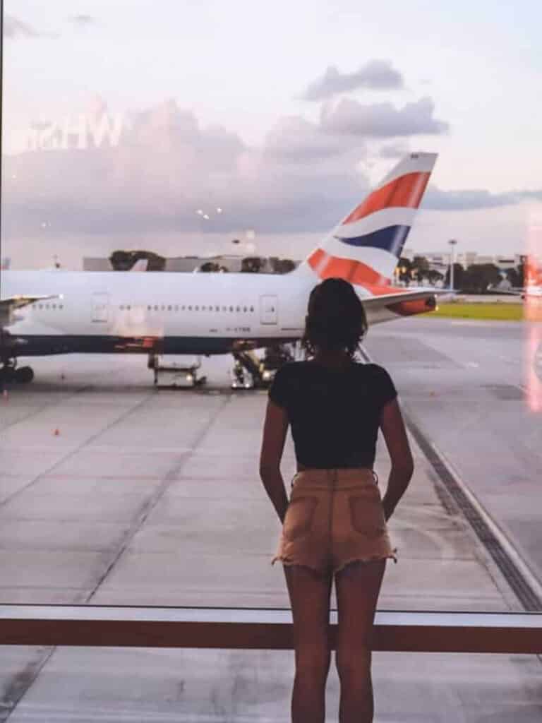 aeroport-femme-holalfy